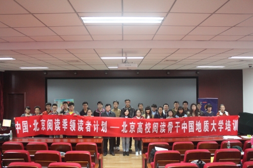社团成员与姜延玉老师合影