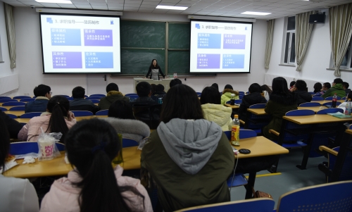 吴老师在传授简历制作经验