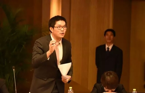 辩手极力陈词.