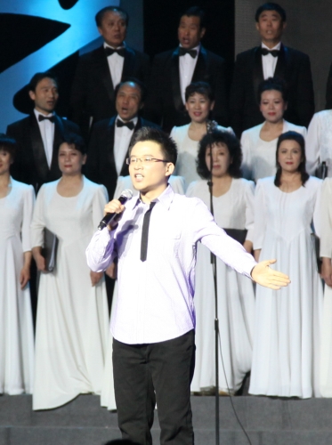 我校博士生聂昕演唱《弹起我心爱的土琵琶》