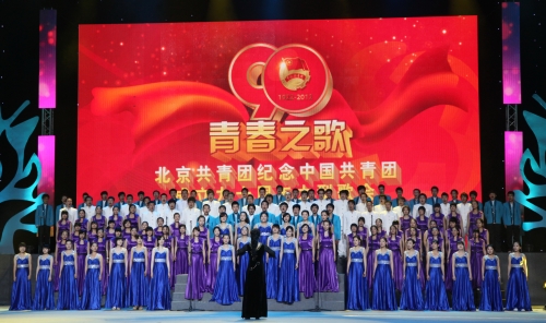 我校地之韵合唱团演唱《在灿烂的阳光下》；指挥：何巧玲