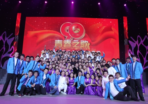 著名男高音演唱家戴玉强与我校师生合影