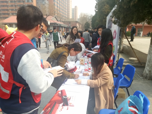 现场报名的同学 现场报名的同学