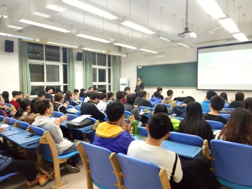 主持人宣布会议开始
