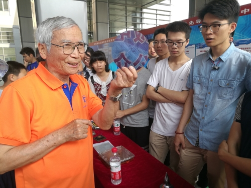 老科学家讲解集成电路
