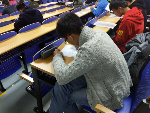 选手认真答题