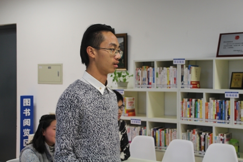 学员在回答问题 学员在回答问题