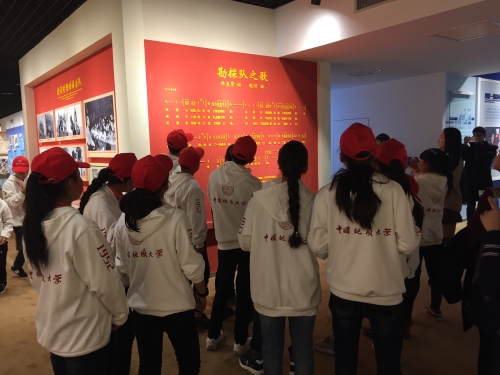 孩子们参观校史陈列馆 孩子们参观校史陈列馆