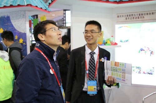 校团委佟拓书记在志交会现场参观学习