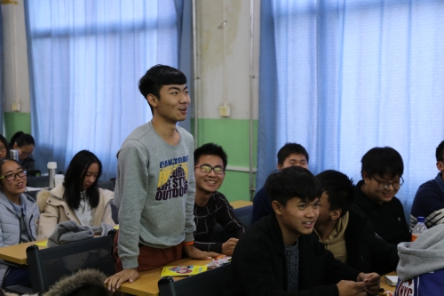 同学们积极回答问题