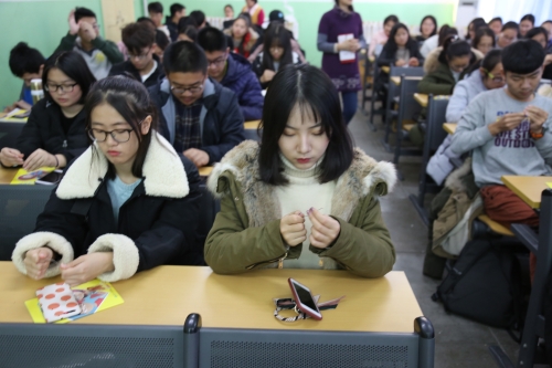 同学们体验曲别针游戏