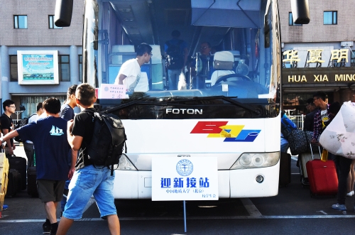 接站校车