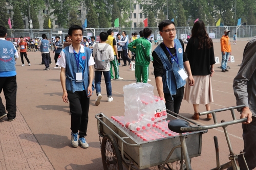 志愿者搬水