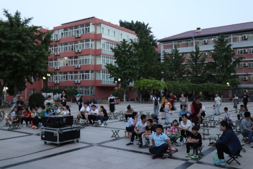 放映前的夏日广场 放映前的夏日广场