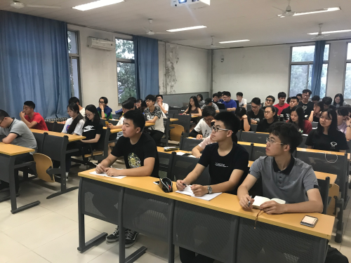 同学们在听课