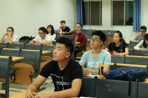 同学们在听课 同学们在听课
