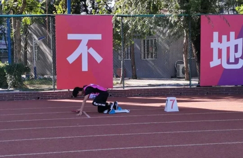 接力赛选手准备起跑