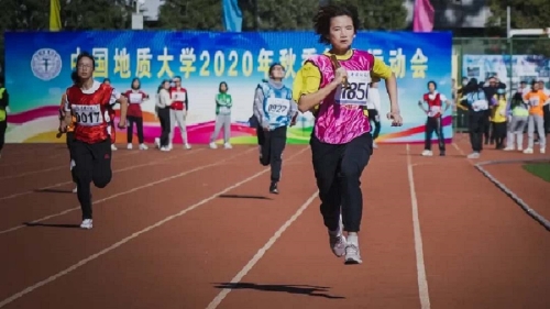 女子接力选手奋力奔跑