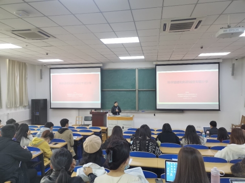 同学们认真听讲