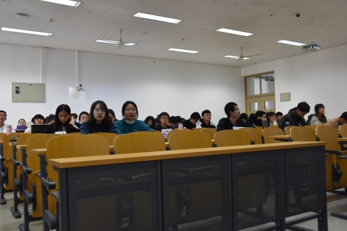 学员们认真听课