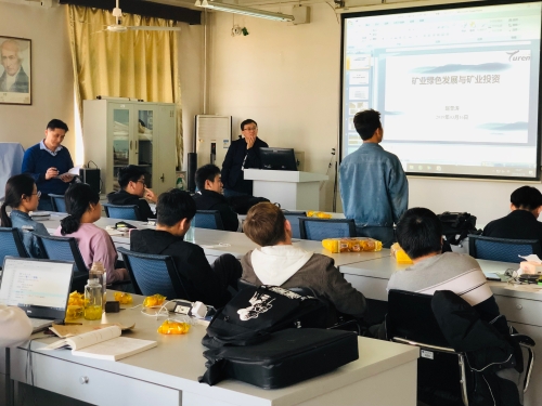 同学们踊跃发言